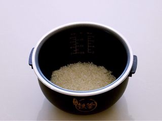 9、喷香的香菇排骨焖饭,米用清水淘洗两遍,不要超过两遍,防止营养流失。