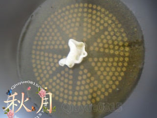 2、炸虾片,炒锅放适量油。等油温上来时，先用一个虾片试炸一下。虾片迅速膨胀，就可以了。注意火不要太大了。