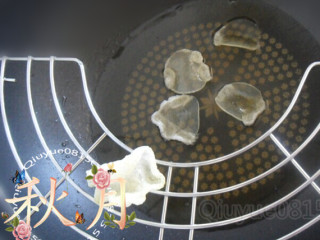 3、炸虾片,试炸后，感觉油温合适，就可以放四五片虾片继续炸（油多可多放几个虾片）