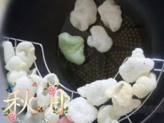 4、炸虾片,没炸好的部分，你可用筷子夹住，在油锅内翻一下。