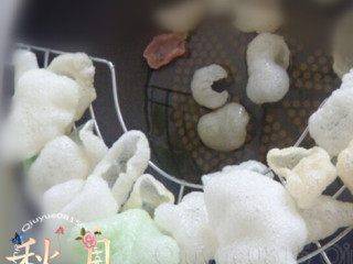 5、炸虾片,最后把剩下的碎虾片炸一下