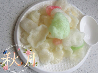 6、炸虾片,好了，放盘子里。蘸点儿自己喜欢的酱料，当然原味也很不错