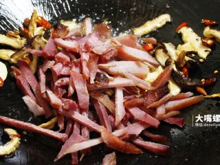 5、干炒好欢螺螺蛳粉丨大嘴螺,放入切好的叉烧翻炒，也可根据个人喜好放入香菇等其他配菜一同入锅翻炒。相信吃货们必定准备好了各类丰富的食材配料打算全放入锅中来犒劳自己的嘴和胃