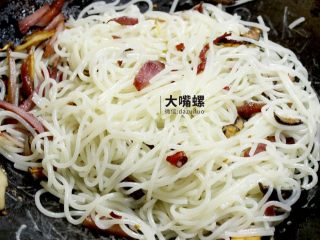 6、干炒好欢螺螺蛳粉丨大嘴螺,待叉烧香味四溢时，放入干米粉翻炒。油一定要足，不然易粘锅