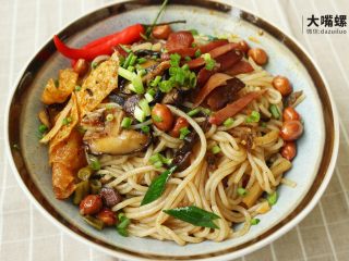 10、干炒好欢螺螺蛳粉丨大嘴螺,装盘一定得漂亮！视觉神经的刺激能有效刺激大脑皮层，当视觉信息刺激神经介质让心情变化时，食欲也有所改变。（小编在正儿八经的胡说）总之，一句话，