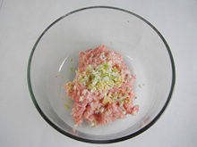 1、猪肉蛋饺,猪肉切成丁再剁成肉糜，放入较大的碗里，加入切好的葱姜末。