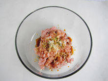 2、猪肉蛋饺,调入盐、胡椒粉、生抽、白糖搅拌均匀。