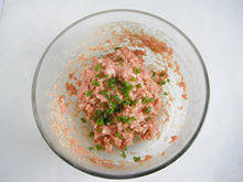 3、猪肉蛋饺,分次加入水淀粉，搅拌至肉馅上劲。