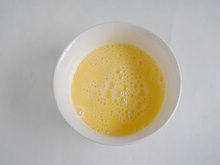 5、猪肉蛋饺,搅拌均匀。