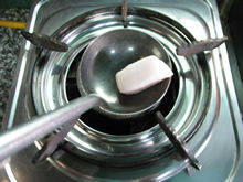 6、猪肉蛋饺,煤气灶开中间的最小火，把勺子放在火上烧热，用有块肥肉在勺子里抹上一圈。（本来是抹油，我觉得用肥肉抹更均匀，不但抹得很均匀，而且油量少）