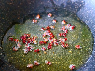 1、超级诱人无敌下饭的麻辣豆腐,炒锅烧热后倒入花生油烧至六成热时、加入花椒粒小火炸出香味后