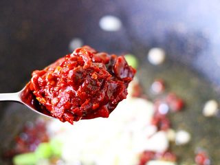 3、超级诱人无敌下饭的麻辣豆腐,加入郫县豆瓣酱