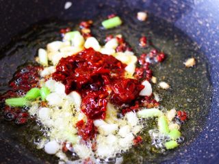 4、超级诱人无敌下饭的麻辣豆腐,小火继续翻炒片刻