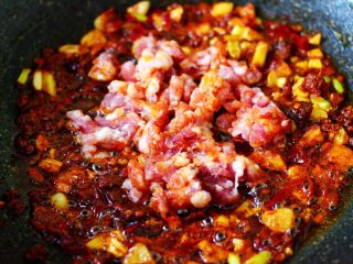 6、超级诱人无敌下饭的麻辣豆腐,加入猪肉末继续用锅铲翻炒片刻