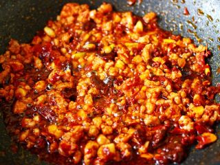 7、超级诱人无敌下饭的麻辣豆腐,看见猪肉末变色断生后