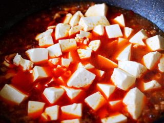 11、超级诱人无敌下饭的麻辣豆腐,加入提前焯过水的豆腐