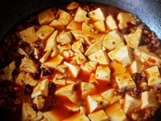 12、超级诱人无敌下饭的麻辣豆腐,大火烧开后转中火继续炖煮3分钟左右后