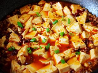 13、超级诱人无敌下饭的麻辣豆腐,关火后、撒上葱花、淋上香油即可