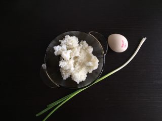 1、蛋香米饼,准备剩米饭，鸡蛋，香葱