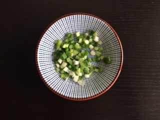 3、蛋香米饼,香葱切碎备用