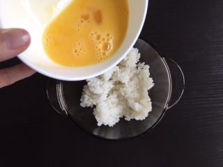 4、蛋香米饼,米饭中倒入蛋液