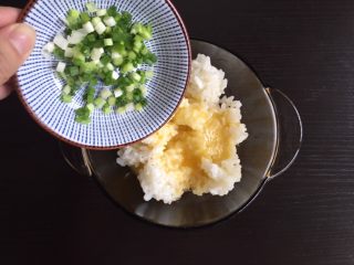 5、蛋香米饼,加入香葱碎