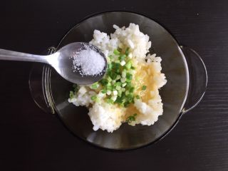 6、蛋香米饼,加入少许盐