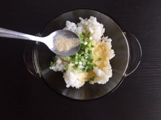 7、蛋香米饼,加入少许白胡椒粉调味