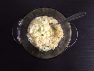 8、蛋香米饼,搅拌均匀