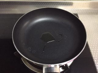 9、蛋香米饼,平底锅放入少许油，预热，小火