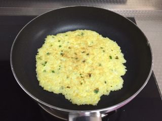 11、蛋香米饼,煎至金黄翻面，大概两三分钟的样子