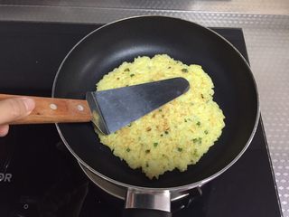 12、蛋香米饼,煎的过程可用铲子压一压