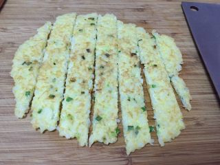 13、蛋香米饼,两面都煎至金黄就出锅啦，切条