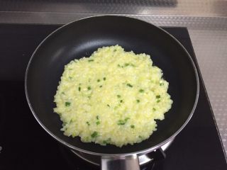 10、蛋香米饼,倒入制作好的米饭糊，压平，不要太厚