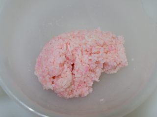 2、樱花寿司,完成的粉色米饭