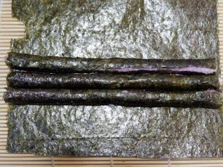 10、樱花寿司,先铺上3条粉色米饭