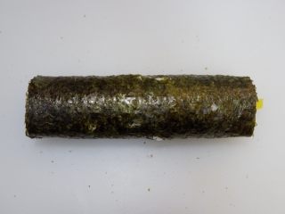 16、樱花寿司,用寿司帘协助卷起来，要卷紧实哦