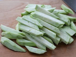 2、红烧茄条,茄子去皮切成手指粗细的条状