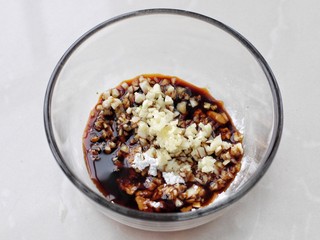 5、红烧茄条,小碗中放入生抽、老抽、糖、玉米淀粉和蒜末拌匀