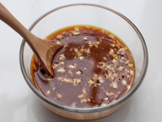 6、红烧茄条,再添入清水搅拌均匀调成碗汁儿