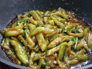 13、红烧茄条,改大火快速翻炒收汁即可