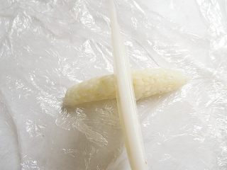 3、兔子趣味便当,再另取一份米饭搓成长条分成两部分，留做兔耳朵部分