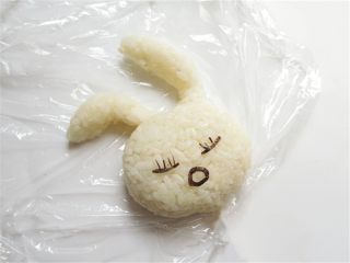 6、兔子趣味便当,如果觉得饭量少的话还可以再做一个