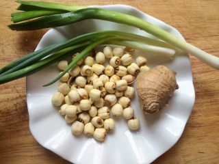 1、＃咸味# 健脾开胃的猪肚莲子汤,准备莲子50克，适量葱，姜，蒜苗。