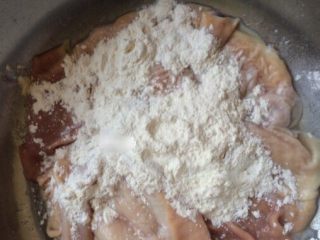 2、＃咸味# 健脾开胃的猪肚莲子汤,猪肚一个，加入2勺面粉，适量食盐，适量食用油，用手搓揉，既可以去掉粘液，还能去腥味。