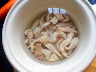 6、＃咸味# 健脾开胃的猪肚莲子汤,放入砂锅，加适量清水。