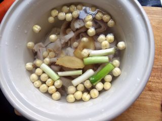 10、＃咸味# 健脾开胃的猪肚莲子汤,加入砂锅中。