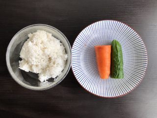 1、老干妈鸡丁炒饭,准备主要食材