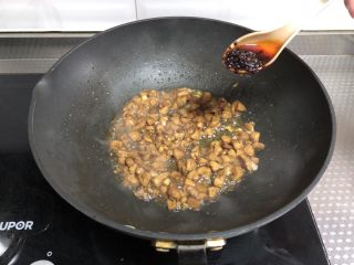 5、老干妈鸡丁炒饭,加入老干妈豆豉辣酱翻炒均匀