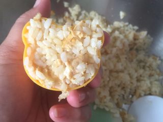 8、数字寿司,盛入饭